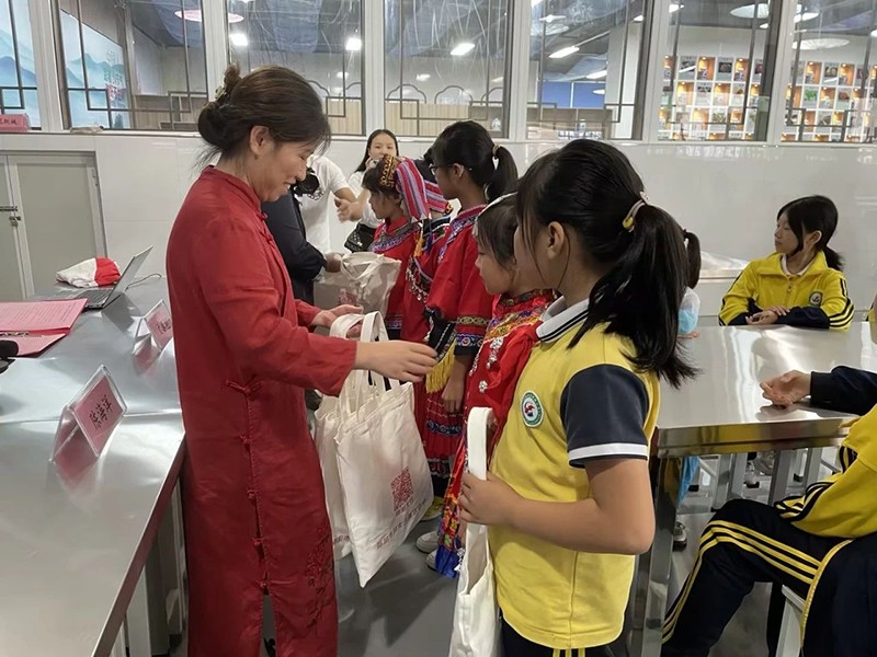 邵陽市五里牌小學(xué)“民族團結(jié)話中秋”活動在玖味中醫(yī)藥膳研學(xué)實踐教育基地順利舉行