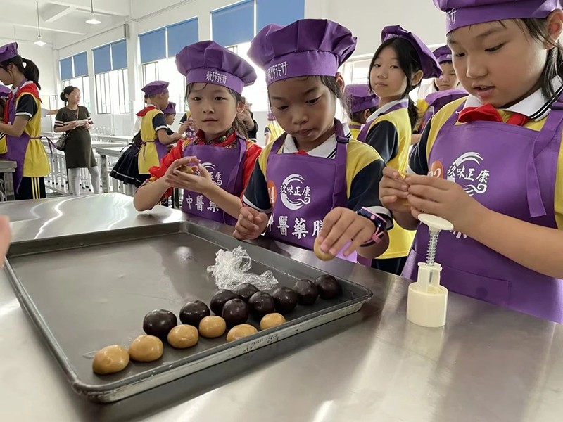 邵陽市五里牌小學(xué)“民族團結(jié)話中秋”活動在玖味中醫(yī)藥膳研學(xué)實踐教育基地順利舉行