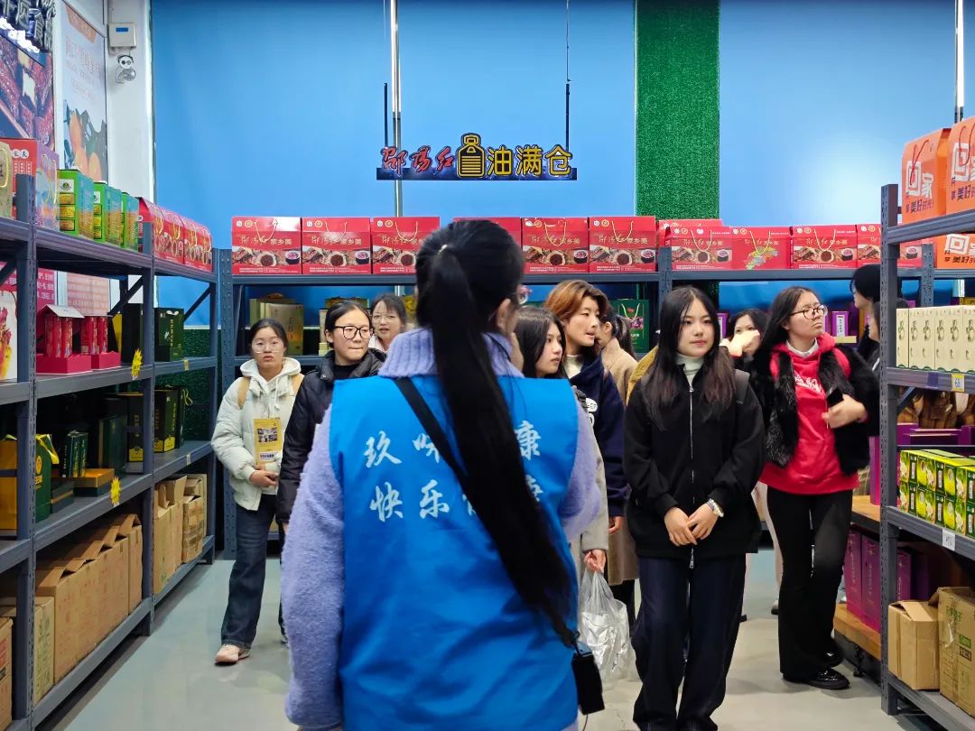 “邵陽學院第十九期青馬工程戶外素質(zhì)拓展課”活動在湖南天香生物大健康產(chǎn)業(yè)園圓滿舉行